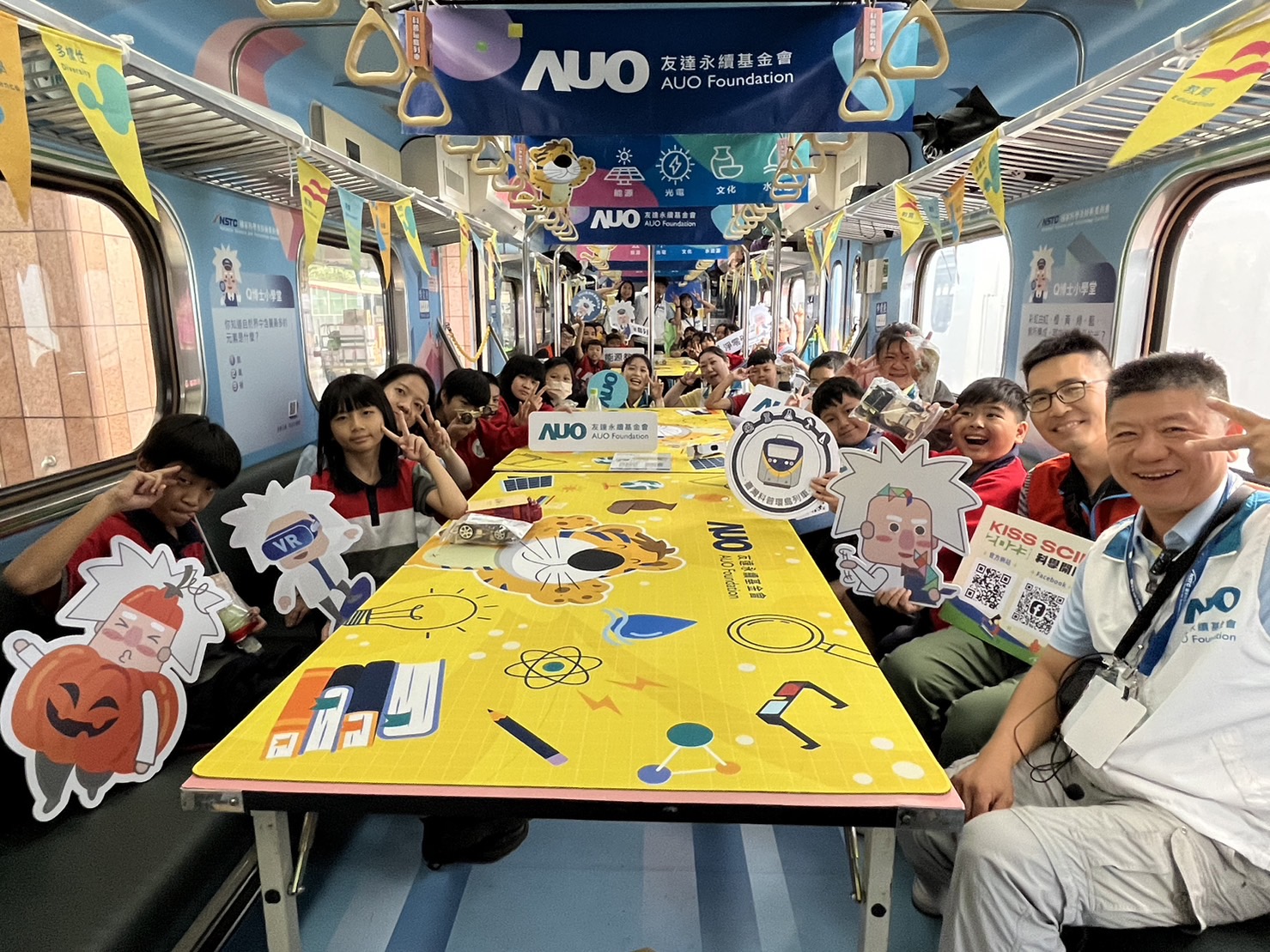 友達永續基金會參與「臺灣科普環島列車」，設計基礎科學車廂課程，以「淨零碳排和永續能源」為主題，讓學生透過創意實驗認識淨零知識，以及思考生活中的減碳行為