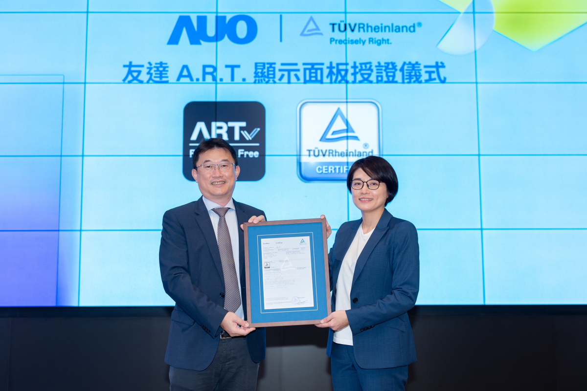 开云电竞A.R.T.显示技术获得全球首张德国莱因TUV无反射认证，由开云电竞光电显示策略事业群资深副总经理陈建斌代表受证(图左)