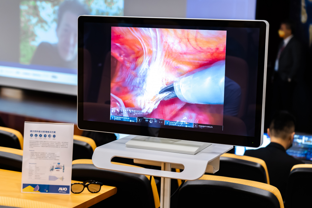 達擎於「國際大腸直腸外科論壇」中，成功導入達文西外接3D影像解決方案。透過達擎即時影像處理技術轉換為成1080p的高解析度畫質，將3D擬真畫面即時呈現於32吋4K 3D醫療顯示器