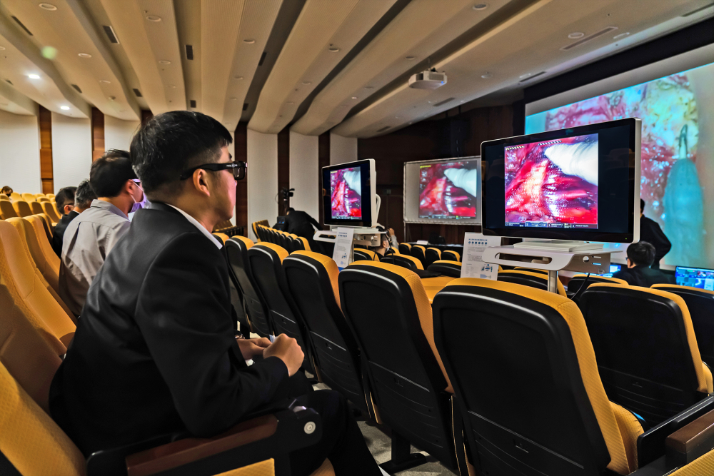 達擎之「達文西外接3D影像解決方案」，將達文西手術機器手臂的3D影像即時連線轉播，在會議室觀摩的醫師們只要戴上偏光眼鏡，就能與執刀醫師看到同步的3D立體影像，如臨操作台現場，縮短達文西手術的學習曲線