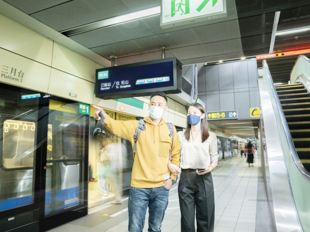 友達旗下達擎之客製化TARTAN顯示器，於台北捷運中山站亮相。以獨特長條型比例與高畫質特色，為台北捷運站帶來嶄新的都會車站風貌