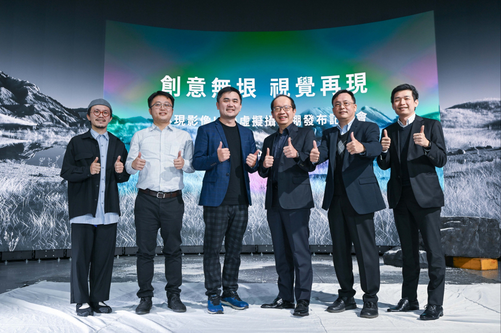 友達光電與再現影像攜手，於中影製片廠建置全台首座提供嶄新一站式整合服務的LED虛擬製作攝影棚（圖左至右：再現影像視覺總監郭憲聰、再現影像營運總監黃棨雋、再現影像藝術總監與導演紀柏舟、友達光電技術長廖唯倫、友達光電系統設計製造服務事業總部副總經理曾天龍、友達光電系統產品事業資深處長蘇聖倫）