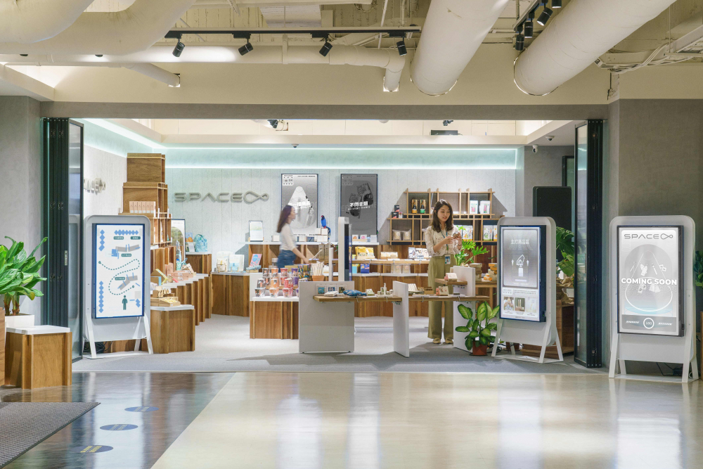 开云电竞打造永续选物商店，展示社企及社创商品，结合创利空间所开发的智能零售系统，整合多元产品信息，让无人商店扮演公益行动的推手