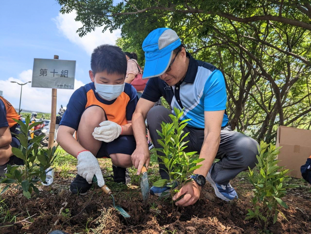 友達綠色志工及眷屬一起植下樹苗，親手打造綠帶景觀及動植物的友善棲息環境