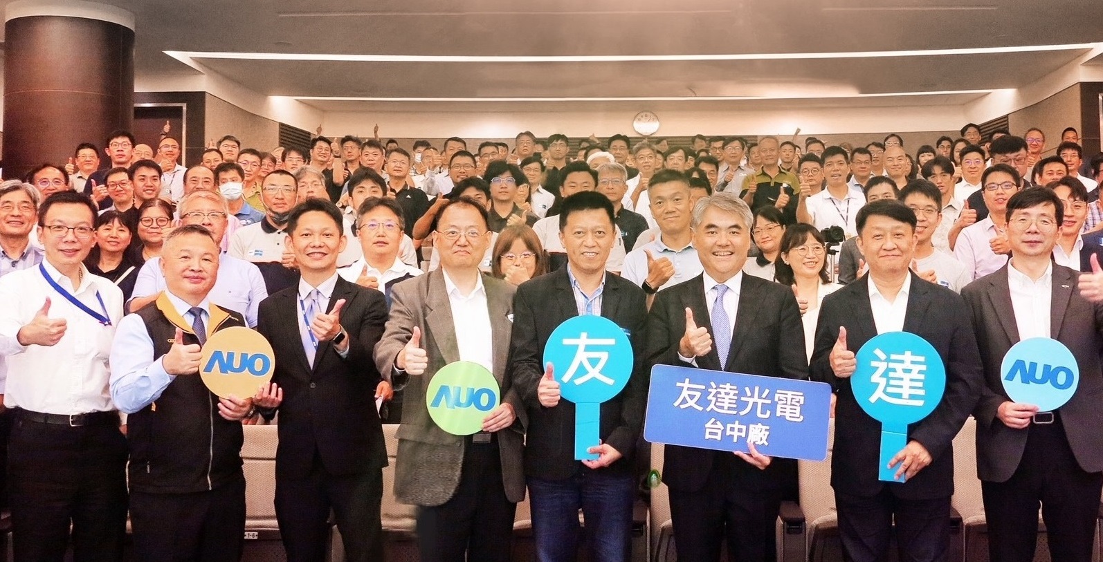 友達以太陽能解決方案領航者，跨足建築領域，4日在台中廠區舉辦「光電建築一體化研討會」，邀請產業先驅共同推動綠化，打造新一代智慧綠建築。