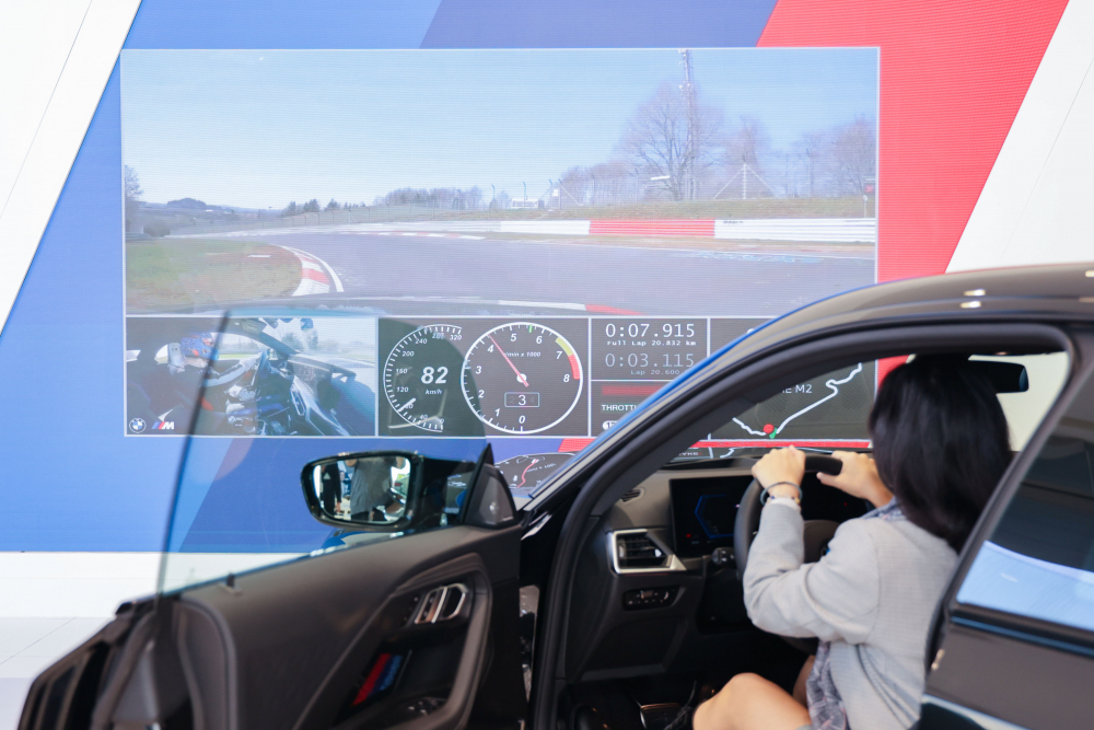 顧客按下虛擬Engine Start按鈕，啟動預選車款的引擎聲浪，螢幕同時呈現德國紐柏林賽道的試駕畫面，坐進車內一秒化身駕駛員馳騁奔騰