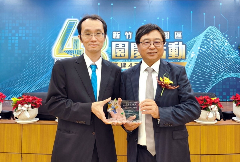 友達60吋高透明度Micro LED顯示器榮獲2023竹科創新產品獎，由友達光電顯示產品研發總部副總經理吳仰恩(左)代表領獎
