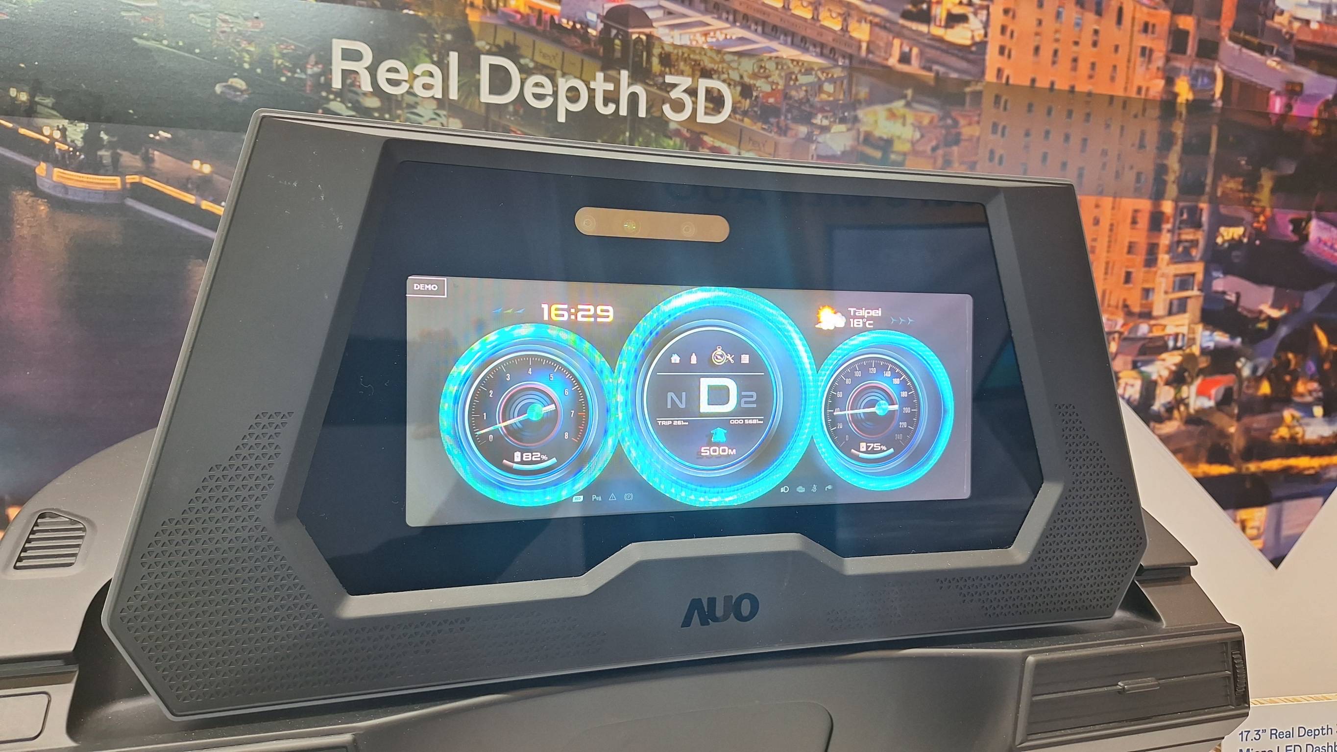 开云电竞的「裸眼3D Micro LED仪表板」将Micro LED与LCD技术整合成17.3吋显示器，打造令人惊艳的3D效果，同时具备DMS辨识系统，可侦测驾驶行为并进行安全预警。