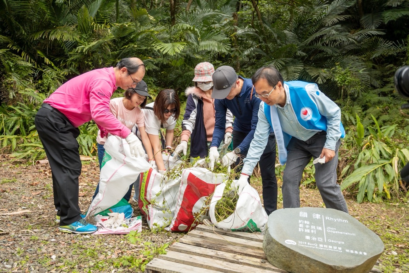 為共同守護在地物種，友達永續基金會號召志工認識並移除「綠癌」: 外來入侵種小花蔓澤蘭