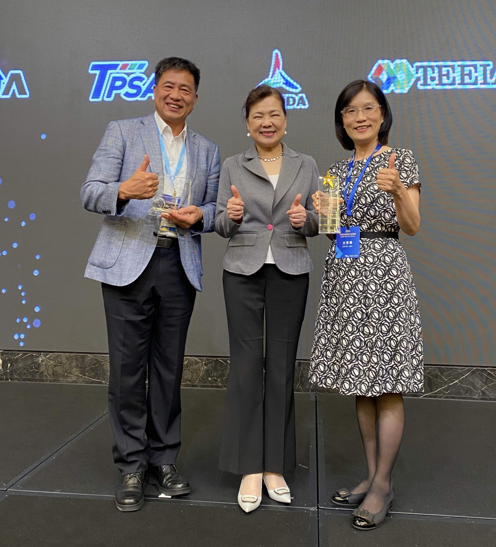 友達致力推動永續發展，於Touch Taiwan2024以3R策略貫穿Display、ESG展位實現綠色展覽目標之成果，Display展位獲綠色裝潢設計鑽質獎最高榮譽，ESG同獲金質獎殊榮。由經濟部長王美花（中）親自頒予友達光電董事長彭双浪（左）、友達光電永續長古秀華（右）