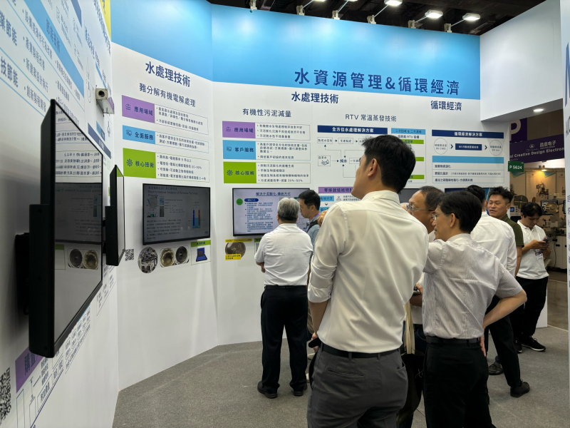 友達以深厚的智慧製造經驗發展永續戰略，積極延伸價值鏈，轉化成可供外界使用的綠色智慧服務，進軍SEMICON Taiwan 2024，提供半導體產業鏈打造AI世代的永續即戰力。