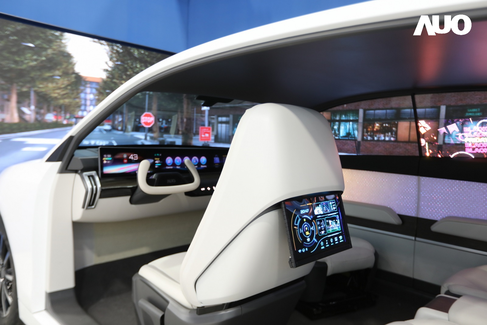 「友達智慧座艙2024」以卓越的Display HMI車用解決方案，高度整合顯示器與人機互動介面，獲台灣精品銀質獎，其中運用Micro LED技術之「可捲式後座娛樂顯示器」與「互動式透明智慧車窗」亦獲台灣精品標誌