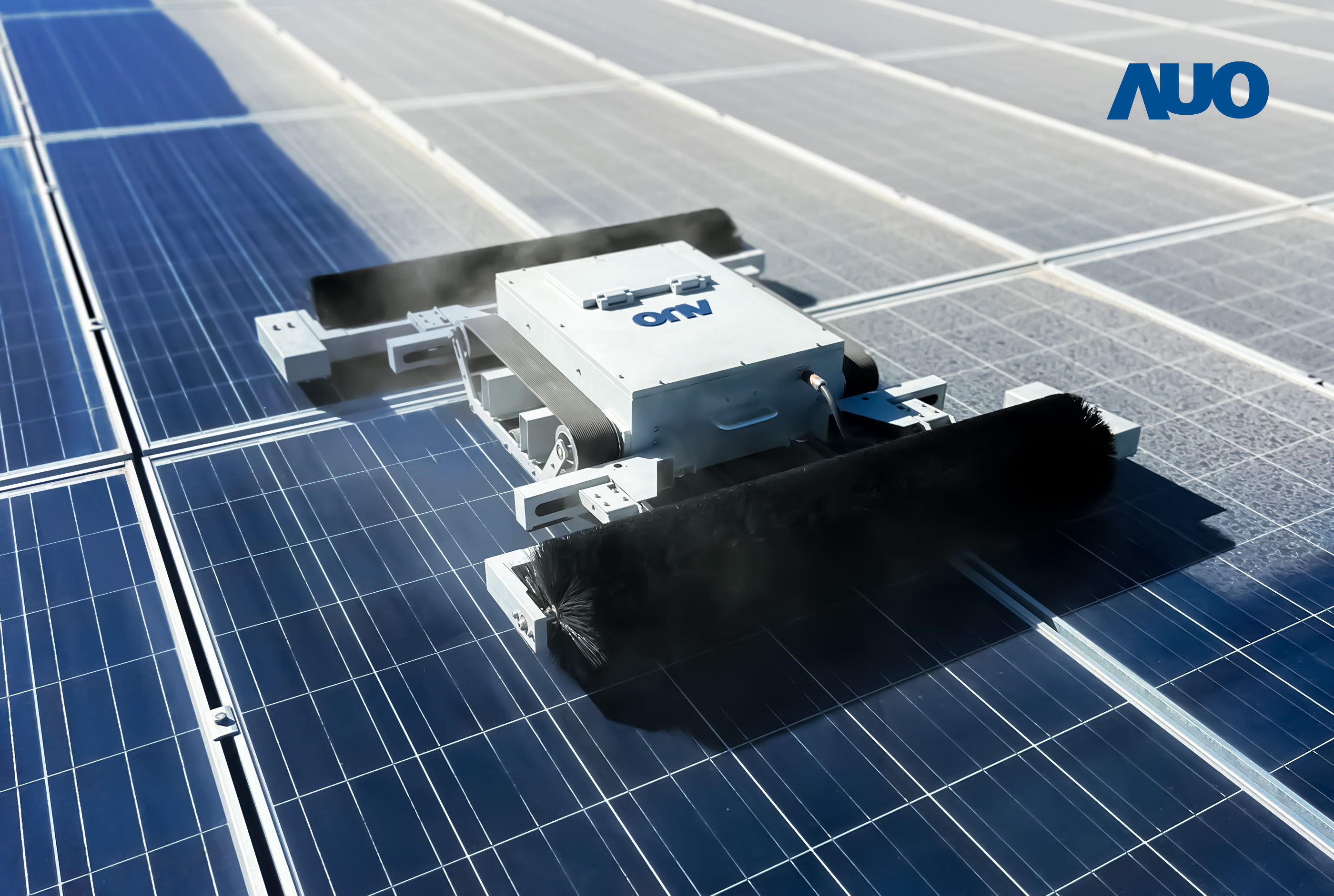 友達「太陽能模組清潔機器人SunCleanBots」，具輕量化、智慧化與高效率優勢，搭載全自動導航清潔模式，已應用於多個太陽能電廠場域，大幅提升太陽能模組使用壽命與效能並降低人力成本，獲台灣精品銀質獎
