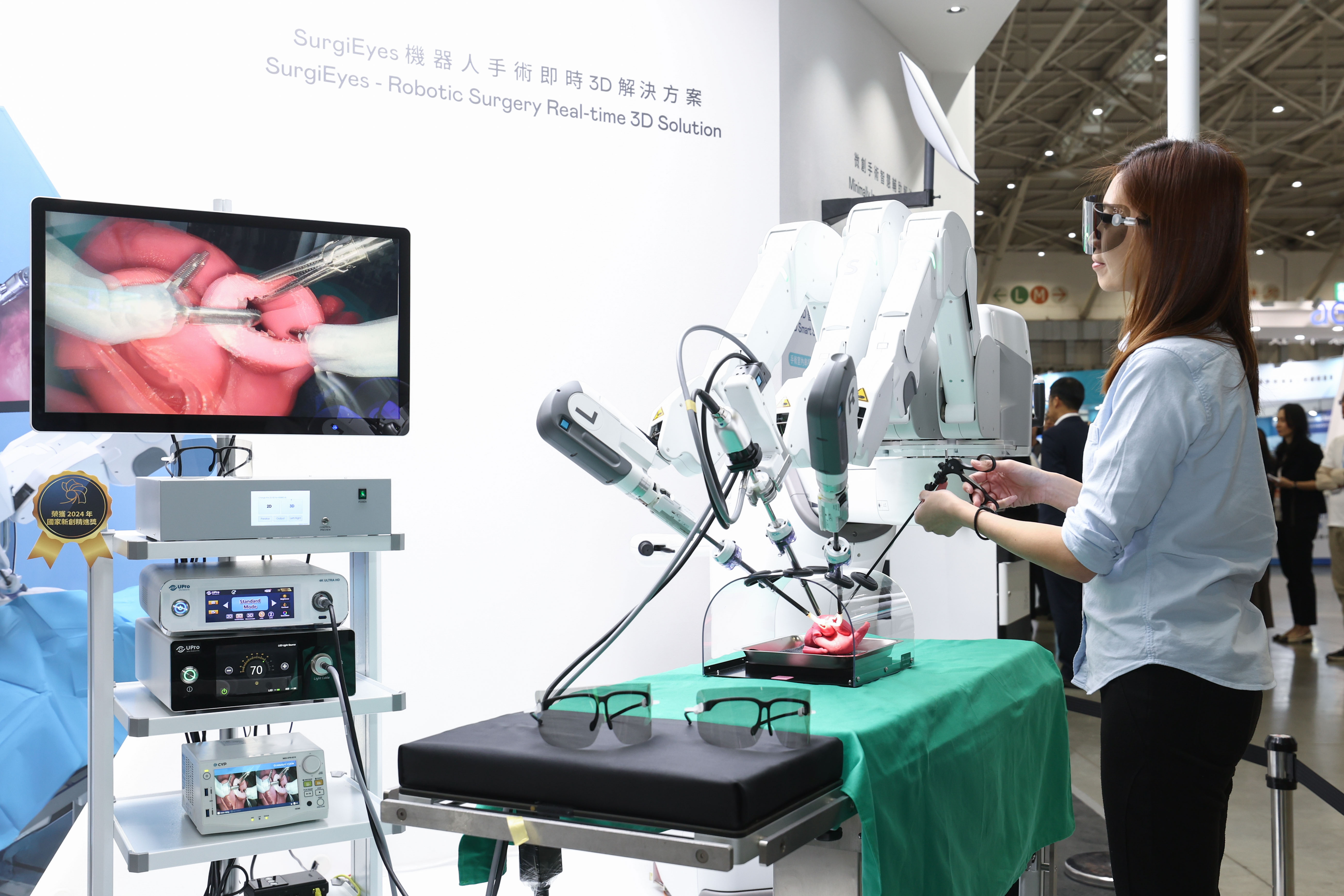 達擎以〝SurgiEyes機器人手術即時3D解決方案〞為核心，打造全方位的3D智慧手術影像平台，透過即時的影像串聯，連結手術室內、外跨場域的應用，協助醫師突破時空限制，為遠距醫療帶來更多的可能性
