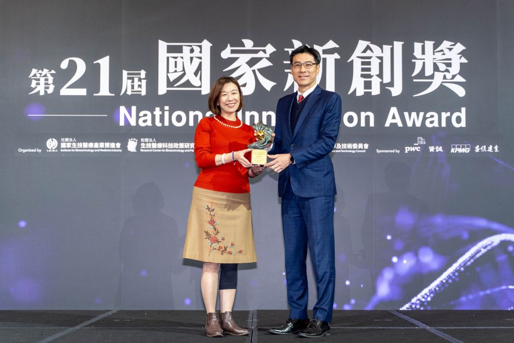 友達旗下子公司友達耘康與達擎分別以「中醫數位化檢測解決方案」及「寬視角3D醫療顯示器」獲得第二十一屆國家新創獎「智慧醫療與健康科技」類別的「企業新創獎」與「國家新創精進獎」兩項殊榮。圖左為衛生福利部政務次長林靜儀、圖右為友達光電智慧醫療事業群總經理廖世宏