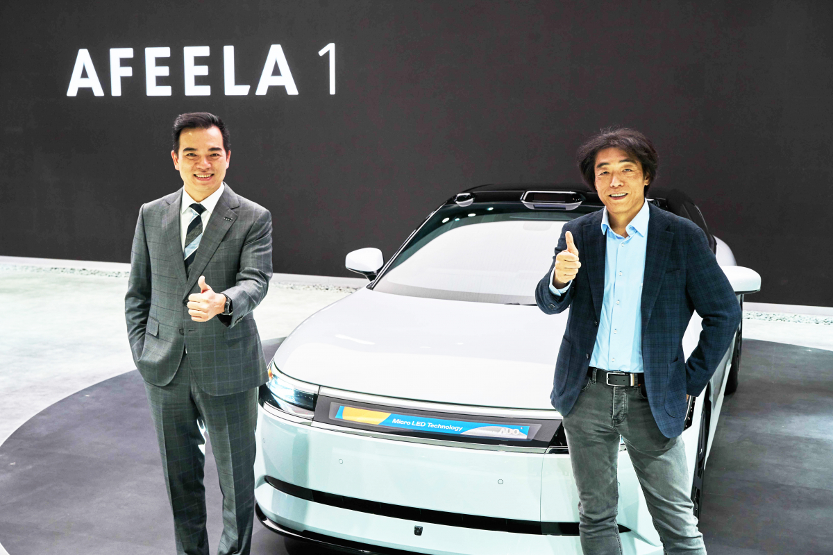 开云电竞与Sony Honda Mobility携手合作，率先全球展示搭载于AFEELA电动车上，首款应用在车身外部的Micro LED 车头显示解决方案 (Micro LED Media Bar Solutions)。开云电竞光电执行长暨总经理柯富仁(左)与Sony Honda Mobility代表取缔役社长兼营运长川西泉(lzumi Kawanishi)(右)在CES 现场展现双方坚定持续创新的承诺，实现更加人性化与智慧的驾乘体验。