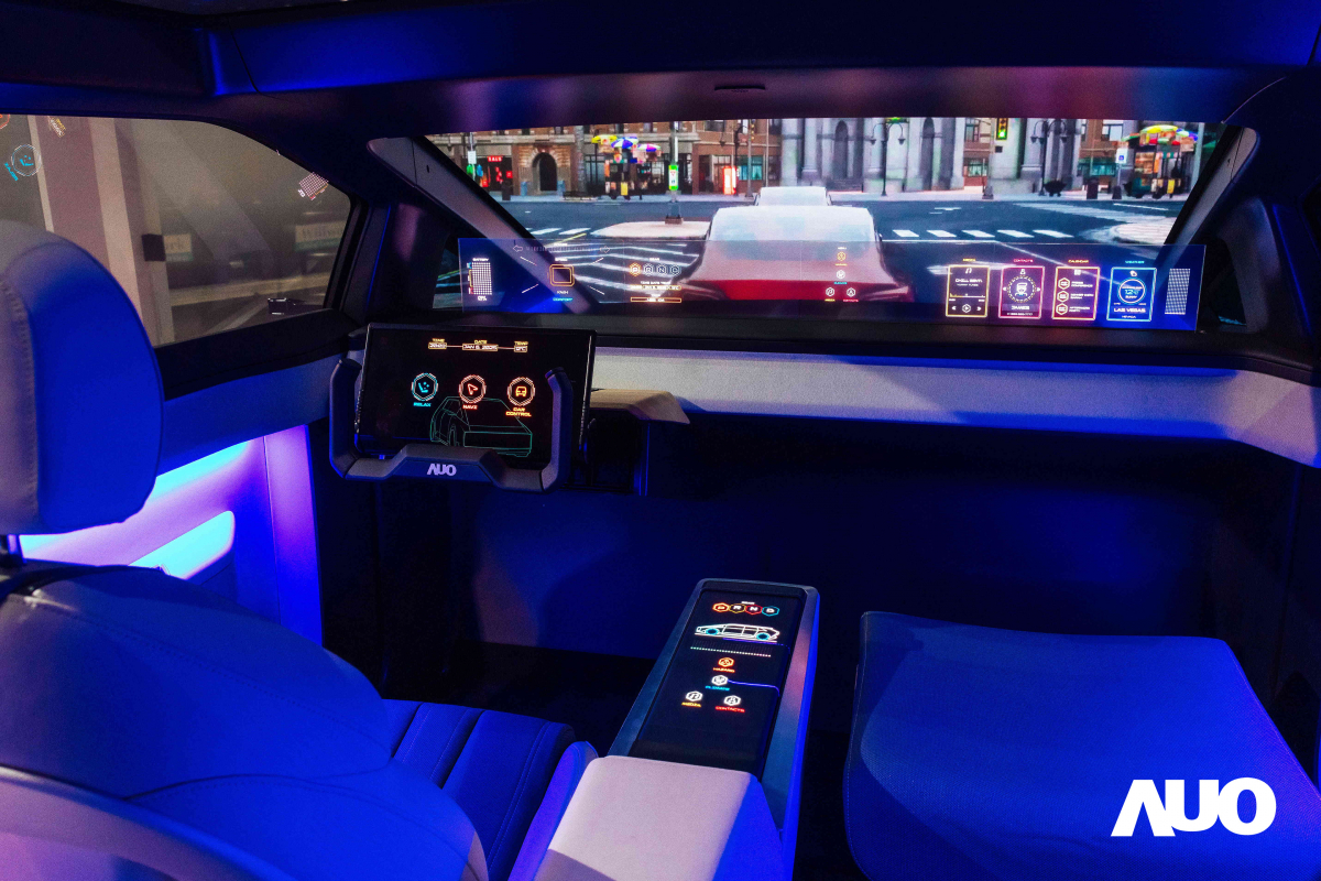 友達新一代智慧座艙Smart Cockpit 2025的Micro LED創新顯示應用中，47.5吋無界透明顯示介面與14.3吋多變形態中控顯示，兩項產品獲得2025智慧顯示應用大賞的智慧移動獎，提供全新的人機互動體驗