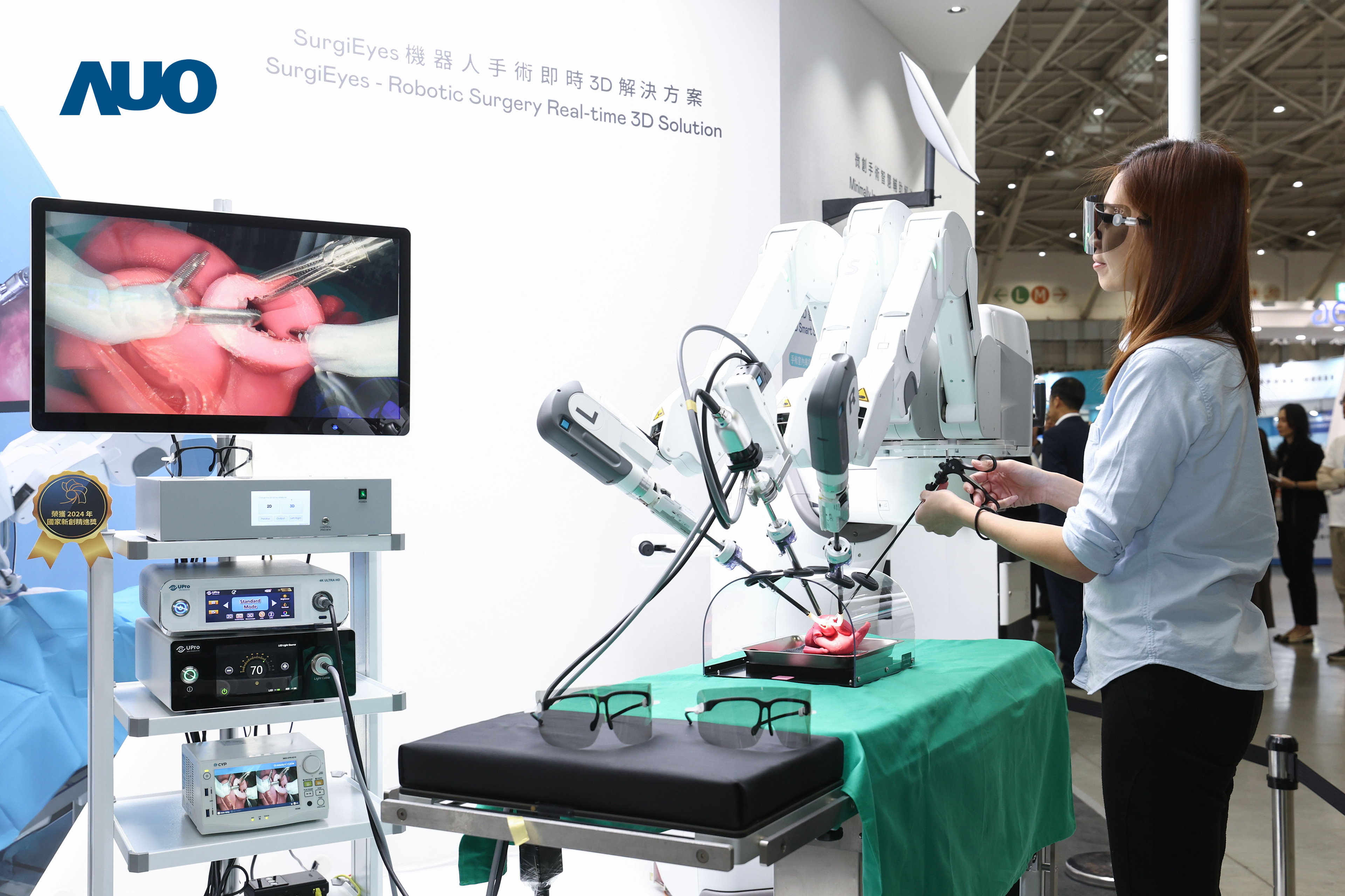 达擎以领先的3D显示技术推出〝SurgiEyes机器人手术实时3D解决方案〞，整合先进3D图像处理与独家3D垂直宽视角、广色域的显示技术，手术团队可实时同步主刀医师视角看到清晰3D影像，提升沟通效率与安全性。