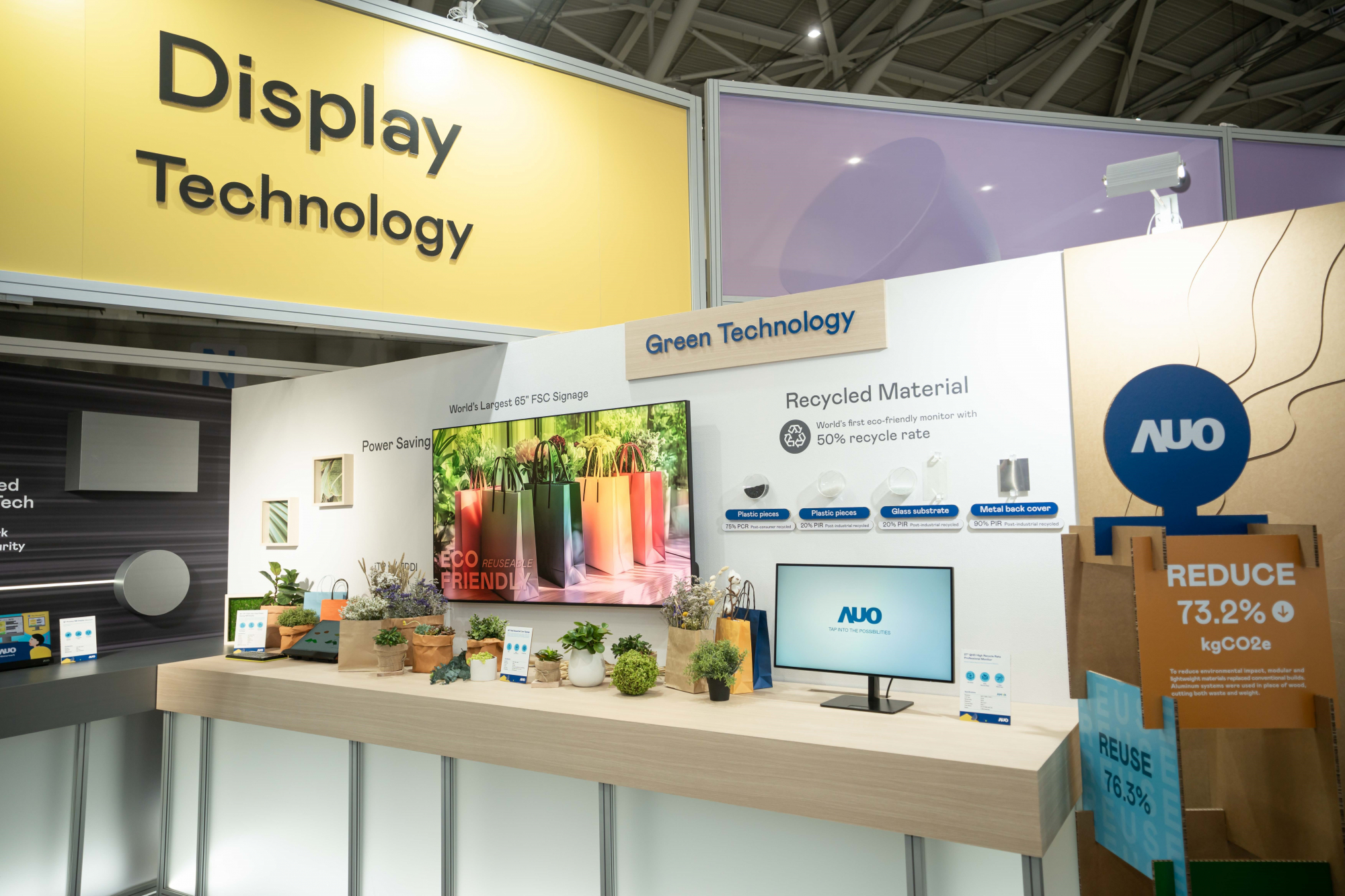 友達Touch Taiwan 2025雙展位再度獲etouch 綠色裝潢設計獎肯定；智慧顯示展位以鋁製模組系統取代傳統木作施作，並在相關裝潢物與設計使用可回收、可重複使用的材料，體現低碳與循環精神。