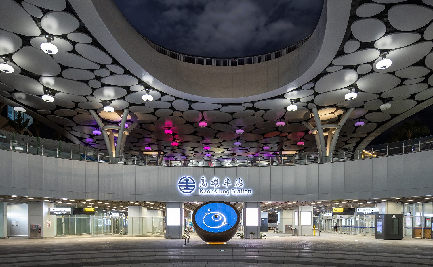 創利空間參與《高雄車站共感空間》公共藝術計畫，擔任視覺科技整合夥伴。於「看時間」天文鐘作品中提供技術指導，整合圓形LED鐘面與鐘體結構，在時間、天象星盤與空間氛圍間生動展演