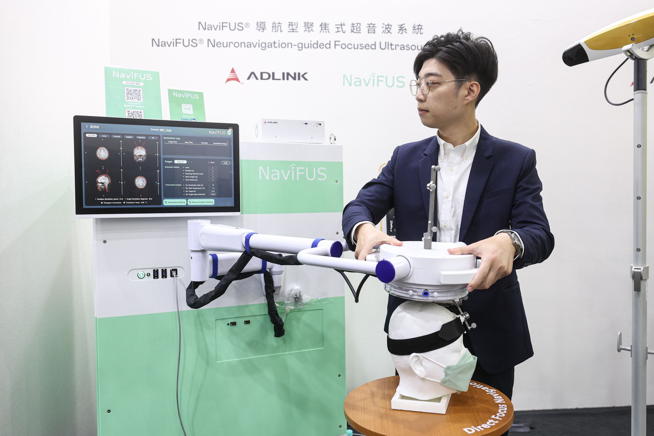 达擎携手凌华科技与浩宇生医合作的〝NaviFUS&reg; 导航型聚焦式超音波系统〞，以凌华医疗级边缘运算平台为核心，结合光学导航与穿颅超音波技术，非侵入性将能量精准聚焦脑内病灶，可暂时开启血脑屏障，提升药物递送与治疗效果。