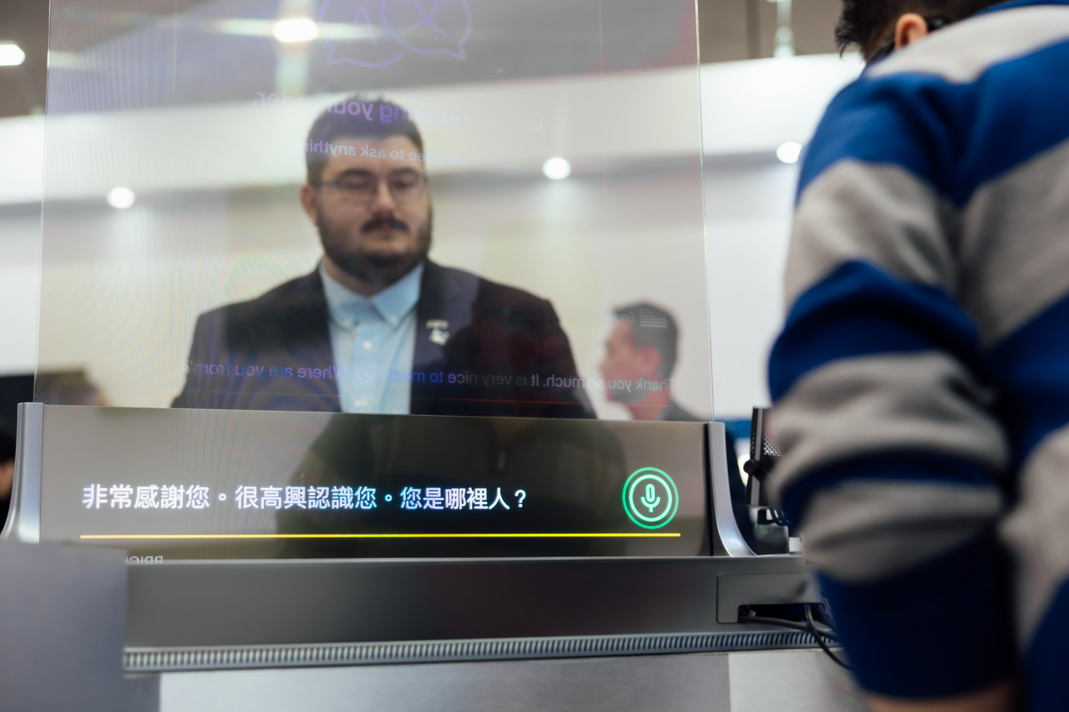 达擎42吋多语系AI互动翻译系统，可支持实时多国语言翻译，协助消费者与服务人员沟通无障碍，并保留自然眼神与表情互动，提升国际性零售场域的服务质量。