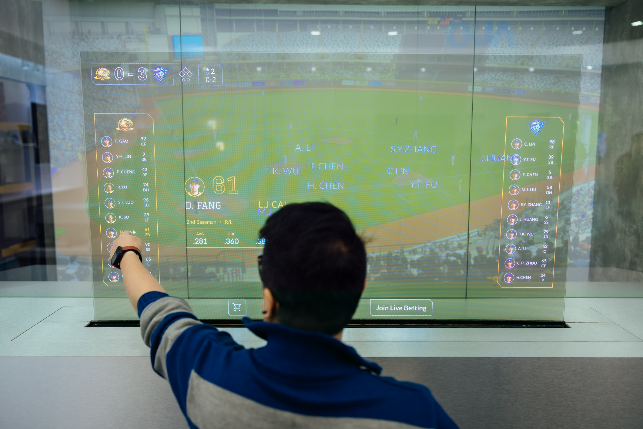 达擎64吋Sports AR Solution Sports AR解决方案结合实时运动赛事数据与互动内容，观众可透过Micro LED显示器的透明特性，在观看实体赛事的同时，同步于显示屏幕上取得与实体球员及赛事对应的相关信息，获得专属的沉浸式体验，提升现场参与感。