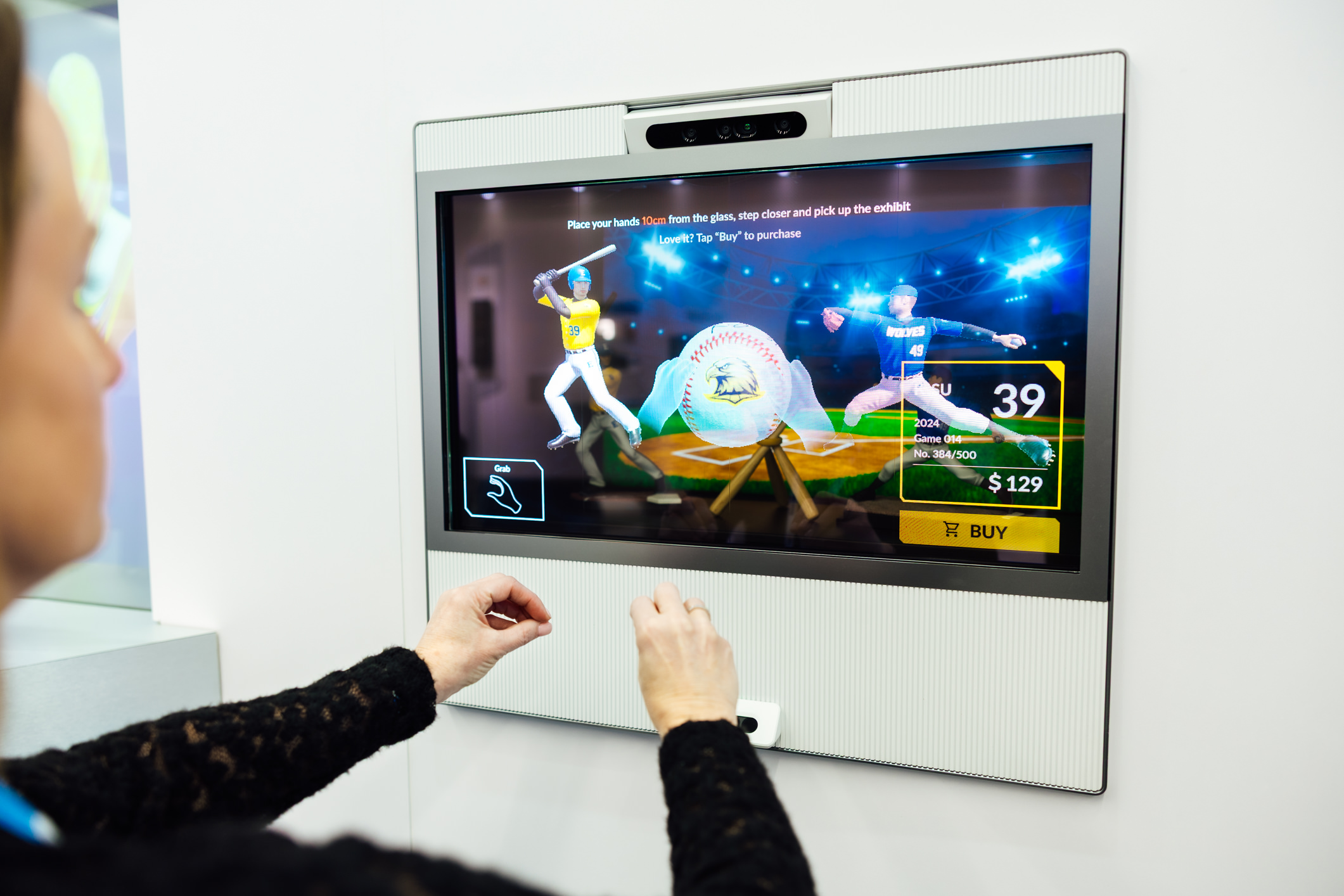达擎30吋Interactive AR Box则透过3D呈现商品及数字信息，并整合人脸、手势感应技术创造互动，适用高端与限量商品展示，消费者可隔空旋转、放大商品细节，无需接触实品也能感受接近实物的细腻探索。