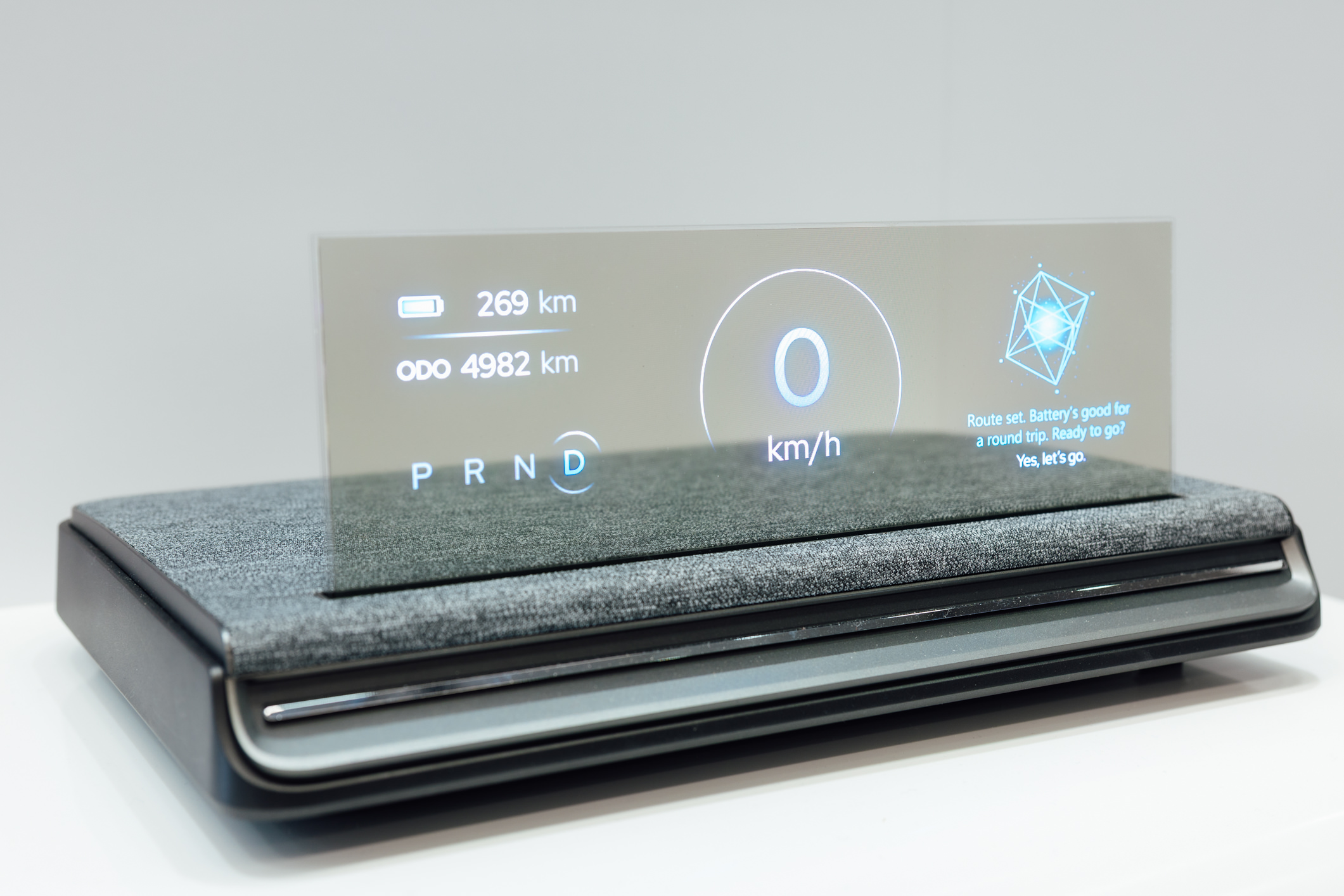 全球首款Aero Module透明Micro LED显示器模块外观轻盈通透，可与数字内容完美融合，提供动态显示、先进控制、个人化沉浸感受。